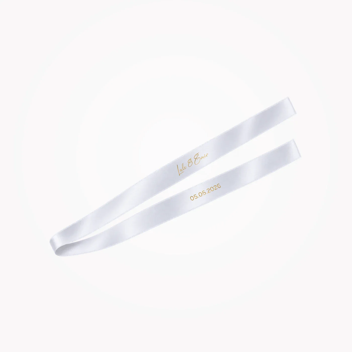 Weißes Ringband aus der Basic-Kollektion mit den Namen Lale & Emir und dem Datum 05.05.2026 in Gold, wie im ersten Produktkarussellbild.